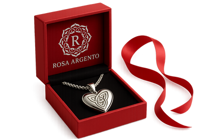 Celtic heart pendant in red Rosa Argento box with silver logo