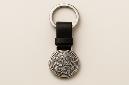 Km5 Silver Circular Keychain with Floral Scrollwork - Premium Quality S501125 - Rosa argento