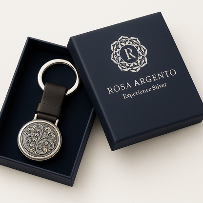 Km5 Silver Circular Keychain with Floral Scrollwork - Premium Quality S501125 - Rosa argento